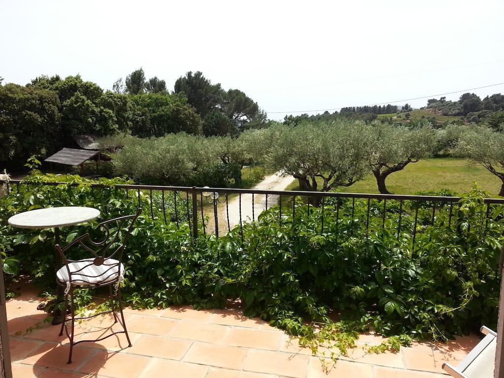 Le Mas Des Oliviers Puget-Ville Ruang foto